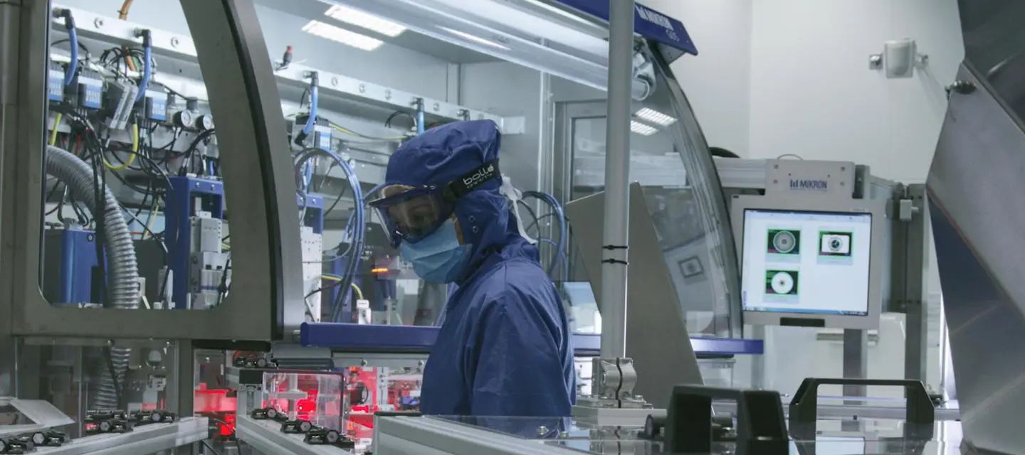 white-room-Life-worker-suit-screen.jpg